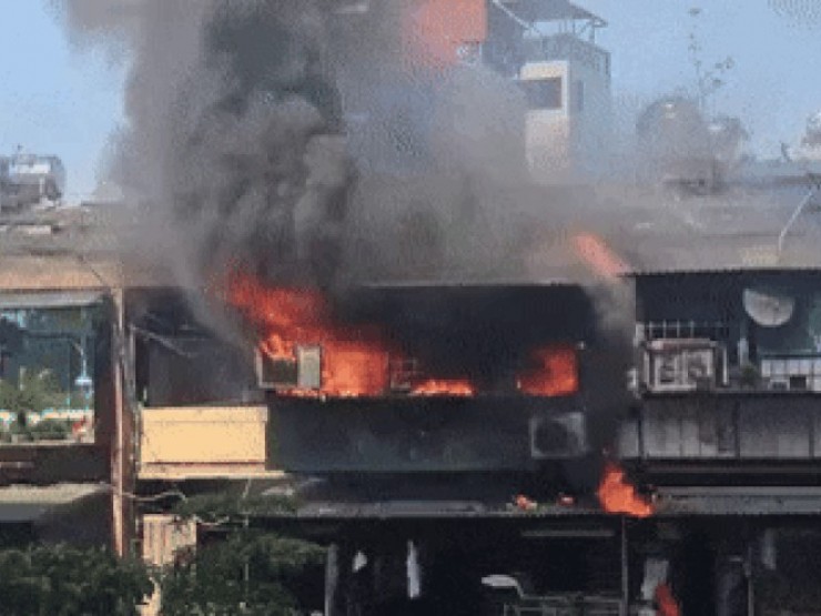 Hà Nội: Lửa thiêu rụi căn phòng tầng 5 tập thể A2 Phạm Ngọc Thạch