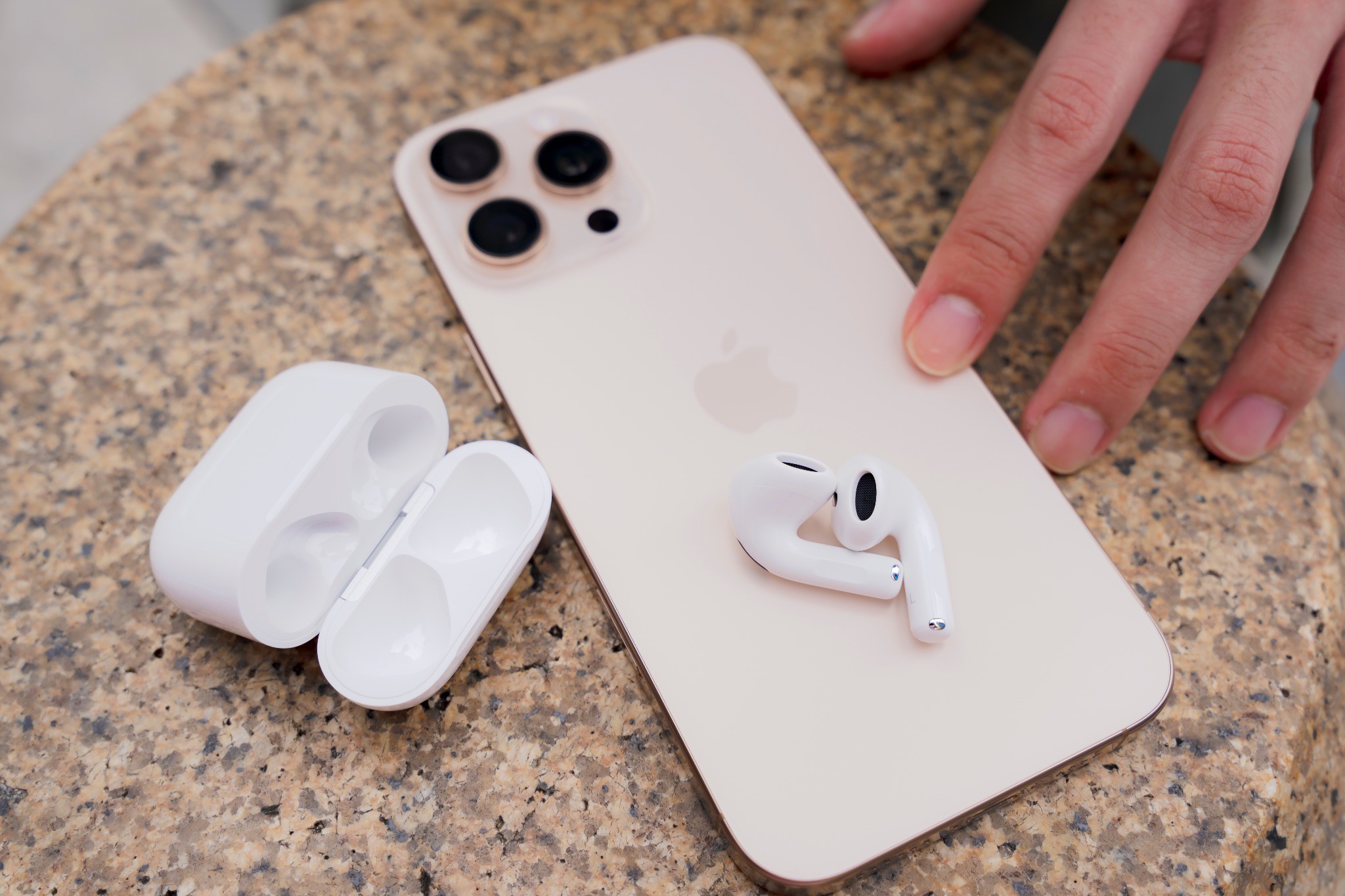 iPhone 16 Pro Max đã qua sử dụng là mẫu điện thoại được nhiều khách hàng tìm hiểu khi iPhone 17, iPhone Air ra mắt.