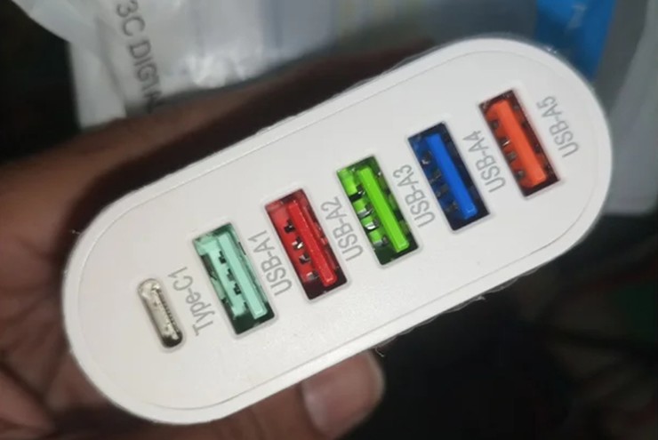 Màu sắc cổng&nbsp;USB ám chỉ những khả năng khác nhau.