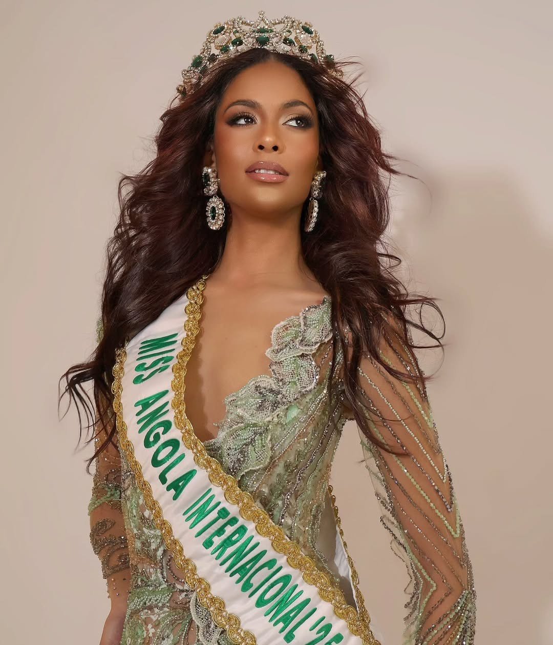 Đại diện Angola - Lauriela Martins - là ứng viên nổi bật của châu Phi. Người đẹp 27 tuổi, có chiều cao nổi trội, vóc dáng nóng bỏng. Lauriela có kinh nghiệm thi sắc đẹp, từng đại diện Angola tham gia Hoa hậu Hoàn vũ 2017 nhưng không giành thành tích. Sau 8 năm quay trở lại đường đua sắc đẹp, Lauriela được nhận xét là đối thủ khiến các thí sinh phải dè chừng.