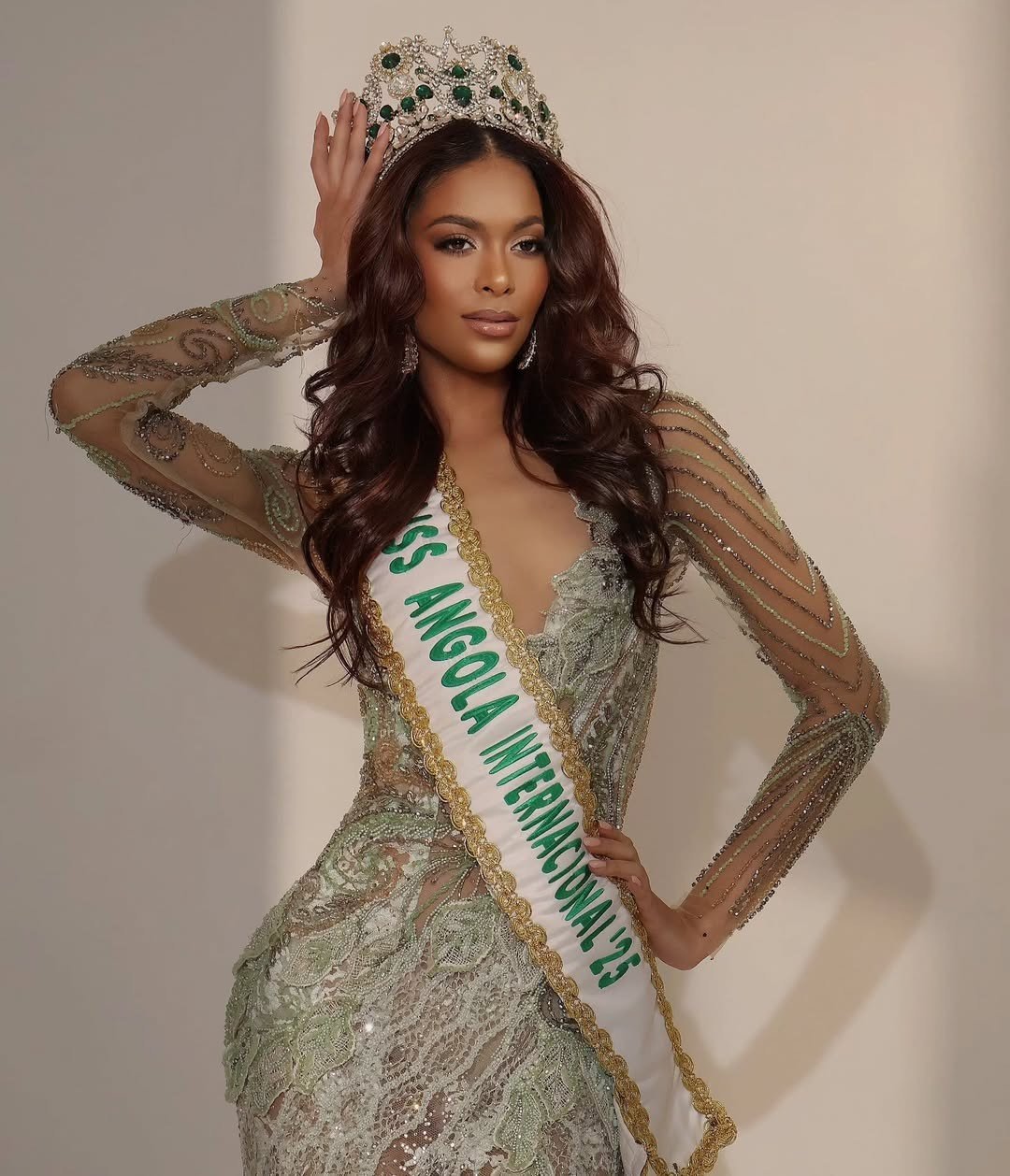 Đại diện Angola - Lauriela Martins - là ứng viên nổi bật của châu Phi. Người đẹp 27 tuổi, có chiều cao nổi trội, vóc dáng nóng bỏng. Lauriela có kinh nghiệm thi sắc đẹp, từng đại diện Angola tham gia Hoa hậu Hoàn vũ 2017 nhưng không giành thành tích. Sau 8 năm quay trở lại đường đua sắc đẹp, Lauriela được nhận xét là đối thủ khiến các thí sinh phải dè chừng.