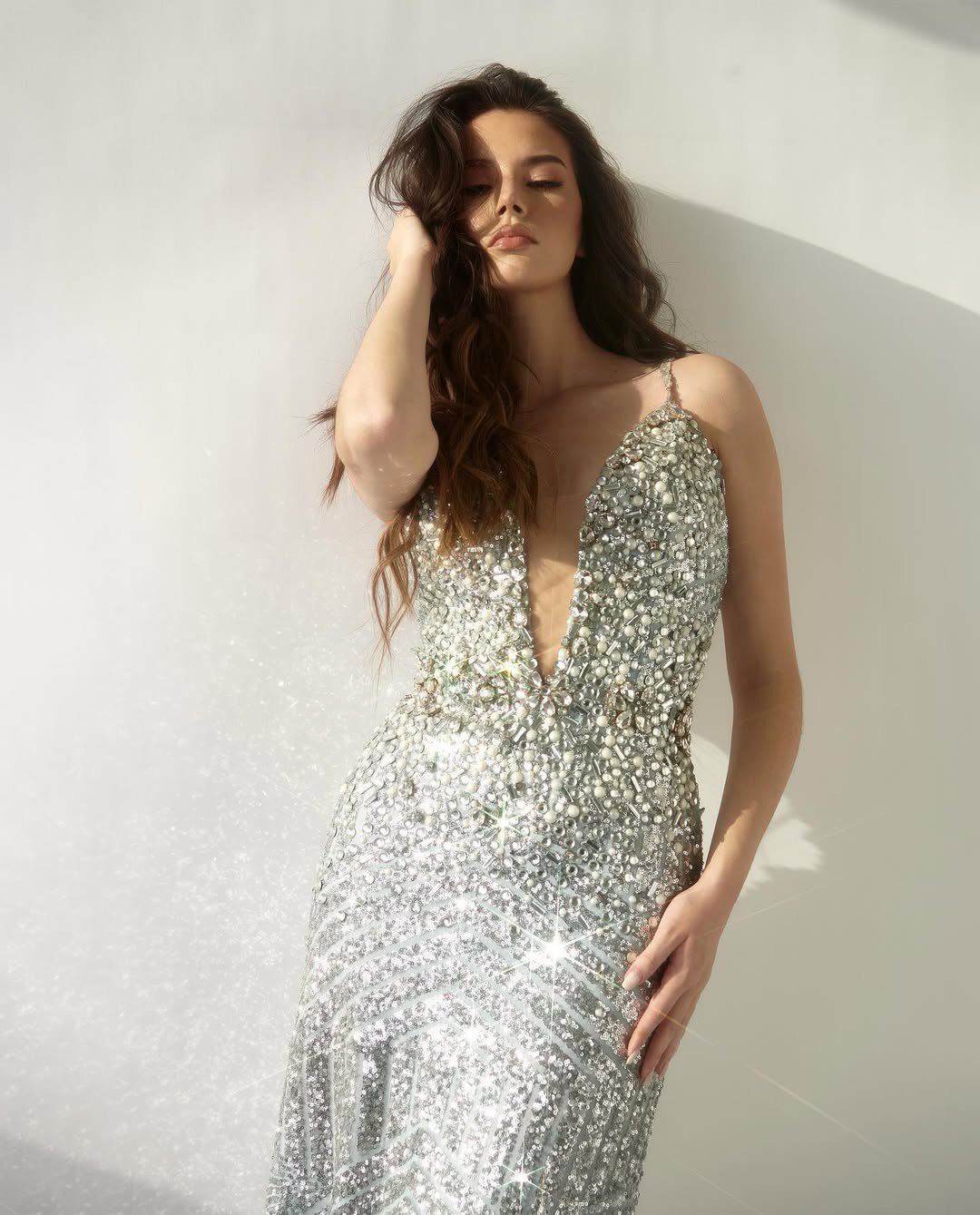 Đại diện Peru - Nathie Quijano - được nhiều chuyên trang sắc đẹp đánh giá giành vị trí cao trong chung kết. Cô 23 tuổi, có bằng cử nhân báo chí. Người đẹp có kinh nghiệm thi sắc đẹp ấn tượng, từng tham dự Miss Teen Model Puno 2016, Miss Peru 2023. Ở quê nhà, Nathie cũng là người mẫu. Peru đang duy trì chuỗi thành tích ấn tượng ở Hoa hậu Quốc tế trong nhiều năm qua với nhiều lần đạt danh hiệu á hậu.