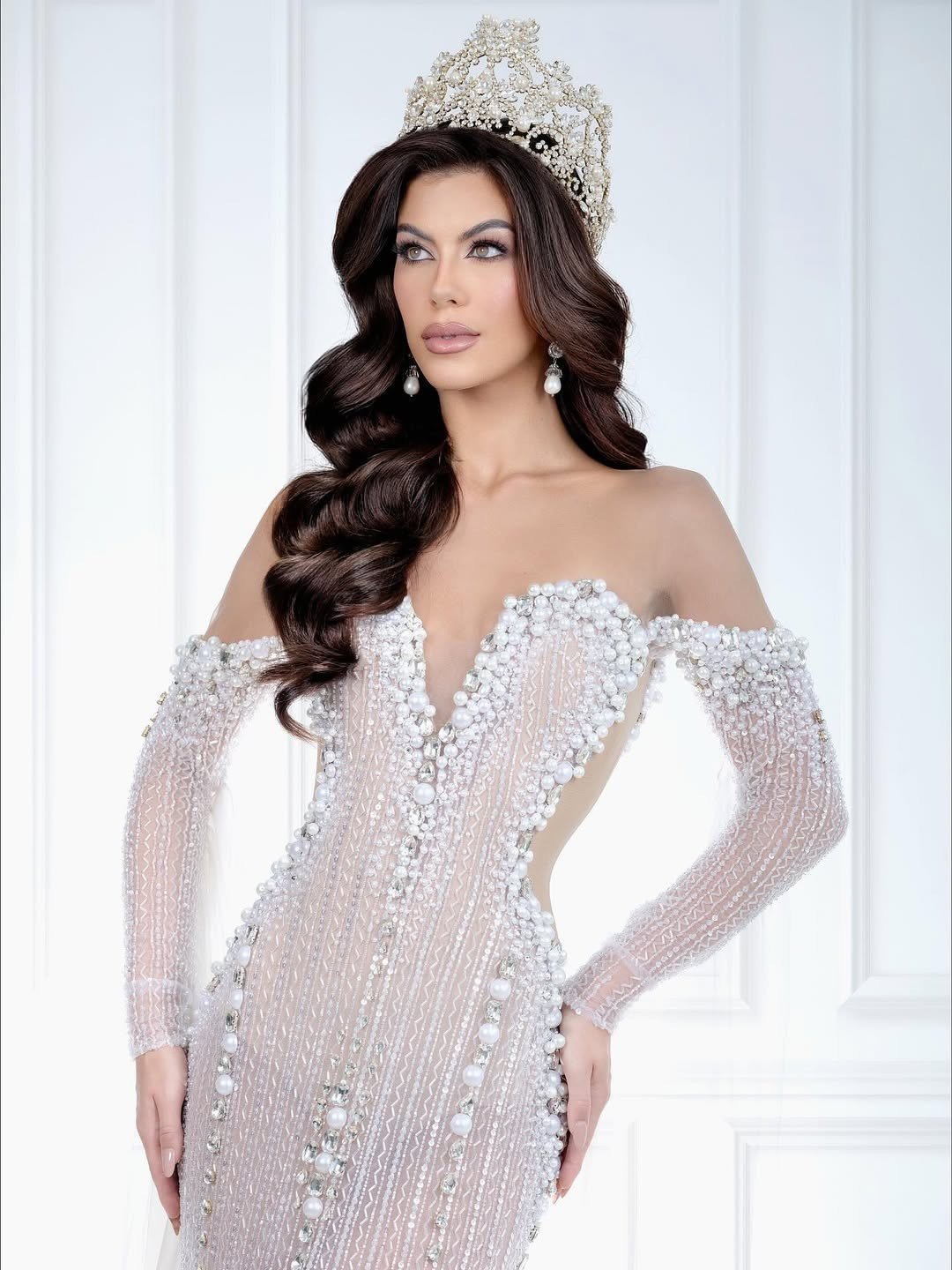 Đại diện Tây Ban Nha - Idayra Tena - được nhận định là ứng viên mạnh nhất khu vực châu Âu. Cô 22 tuổi, là người mẫu. Theo đánh giá của nhiều diễn đàn, Idayra Tena là một trong những thí sinh có gương mặt xinh đẹp nhất Hoa hậu Quốc tế 2025.