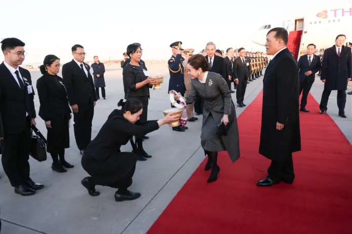 Đội ngũ lễ tân Trung Quốc tại sân bay Bắc Kinh dâng tặng vòng hoa truyền thống Phuang Malai cho Hoàng hậu Suthida Bajrasudhabimalalakshana. Ảnh: KHAOSOD