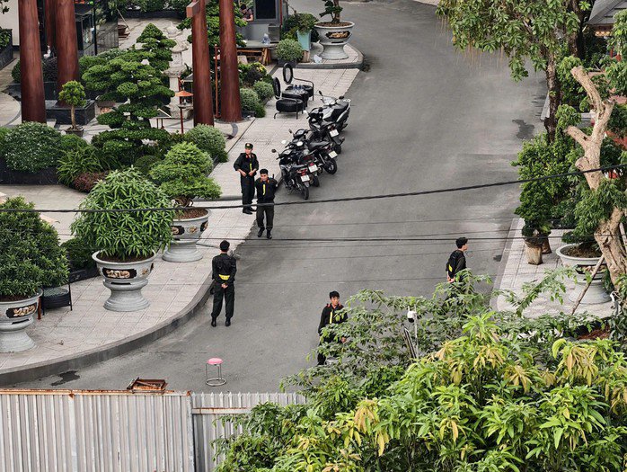 Công an có mặt tại biệt phủ của bà chủ hệ thống Mailisa. Ảnh: ANH VŨ