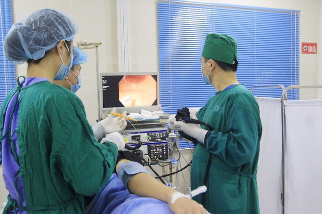Can thiệp nội soi cắt dị vật tại Bệnh viện Bãi Cháy. Ảnh: BVCC