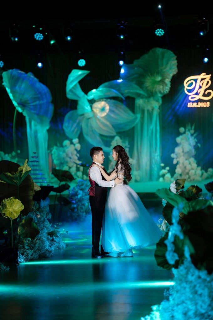 Hương Liên và ông xã nhảy múa trên nền nhạc 'Young and Beautiful'.