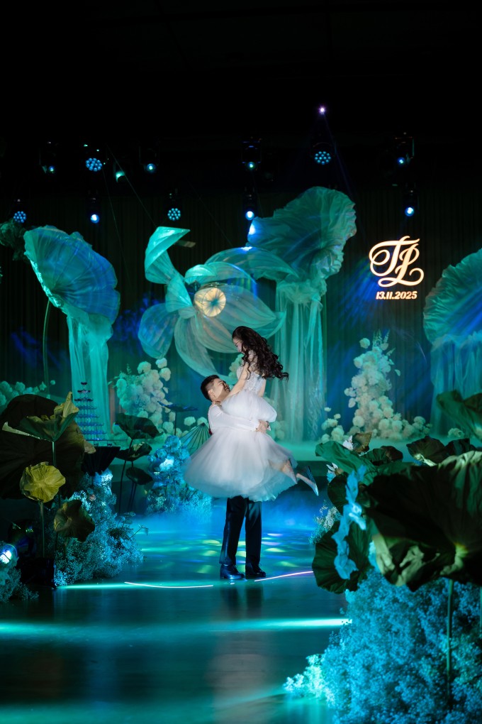 Chú rể hạnh phúc bế bổng cô dâu.