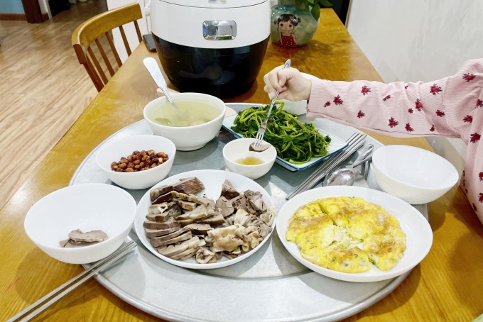 Mâm cơm một món rau, ba món đạm của gia đình chị Bích Ngọc, tối 12/11. Ảnh: Nhân vật cung cấp