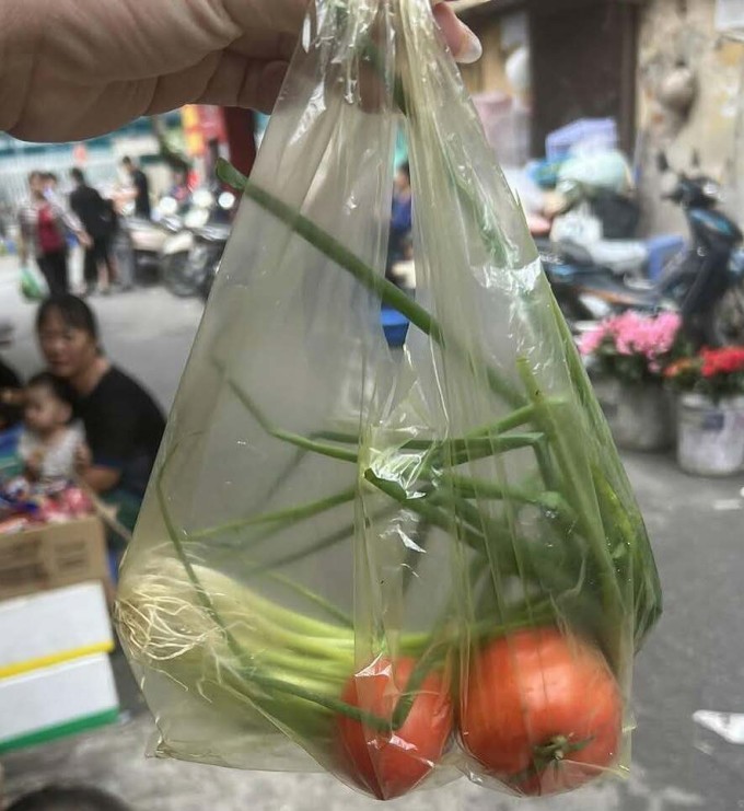 Bức ảnh thi đoán giá trên mạng xã hội hôm 13/11 thu hút gần 3.000 bình luận, hầu hết ngạc nhiên vì giá rau quả đắt bất thường. Ảnh: Hồng Hạnh