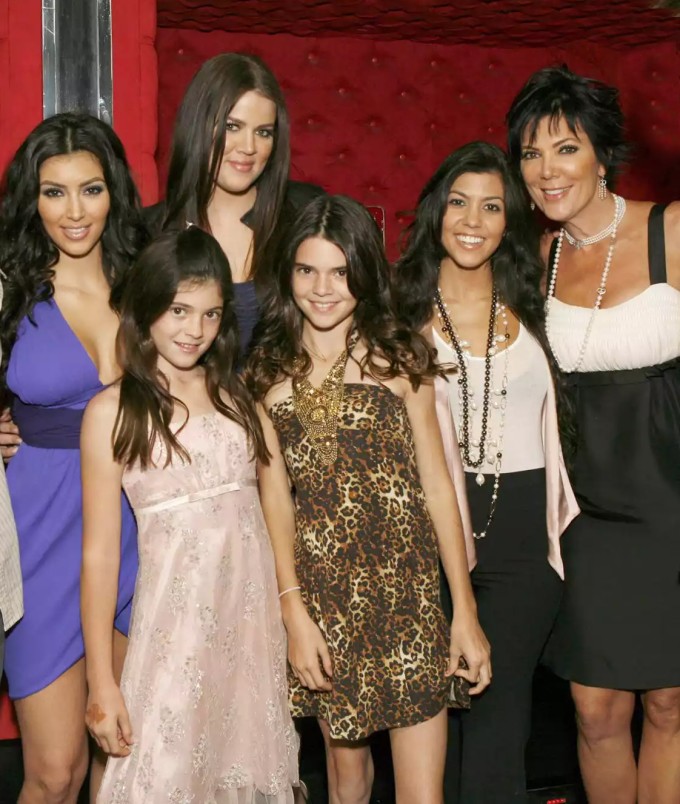 5 chị em gái Kim Kardashian bên mẹ vào năm 2007 - thời điểm bắt đầu quay show truyền hình thực tế.