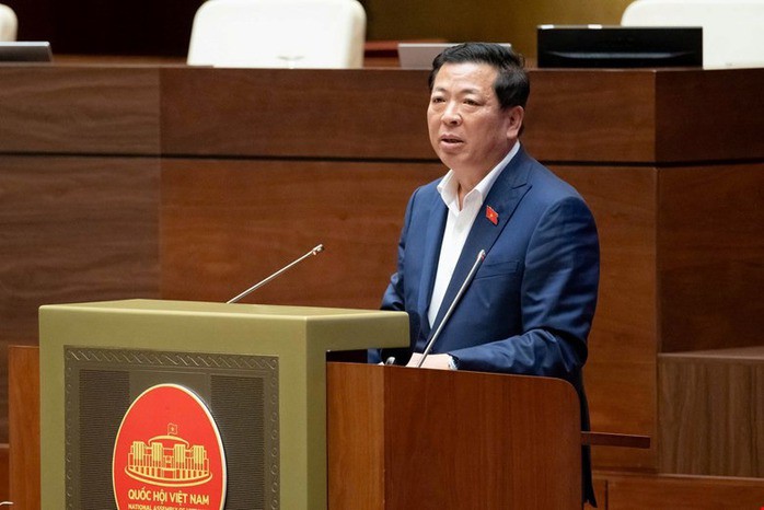 Bộ trưởng Bộ Xây dựng Trần Hồng Minh trình bày tờ trình. Ảnh: Phạm Thắng