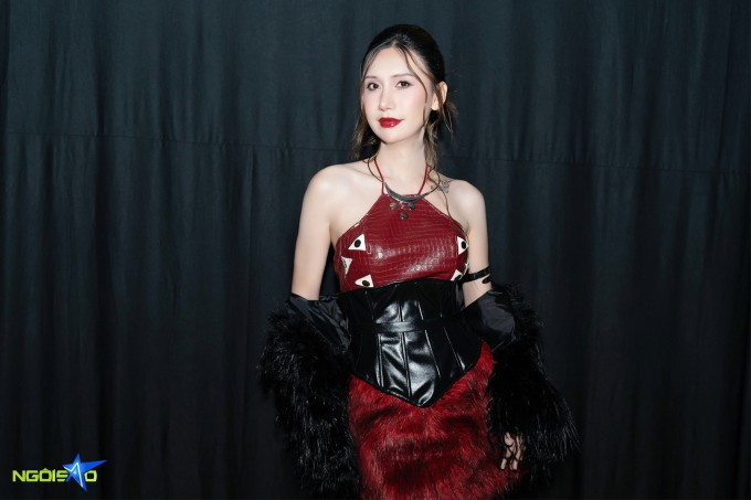 Lynk Lee mặc đồ da lấy cảm hứng từ yếm đào, phối cùng corset và áo khoác lông hiện đại. Ảnh: Tùng Đinh