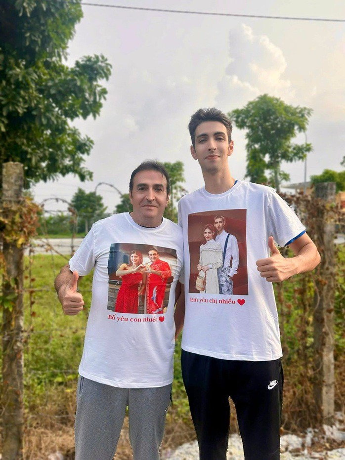 Bố và em trai An Tây vào trại tạm giam thăm An Tây