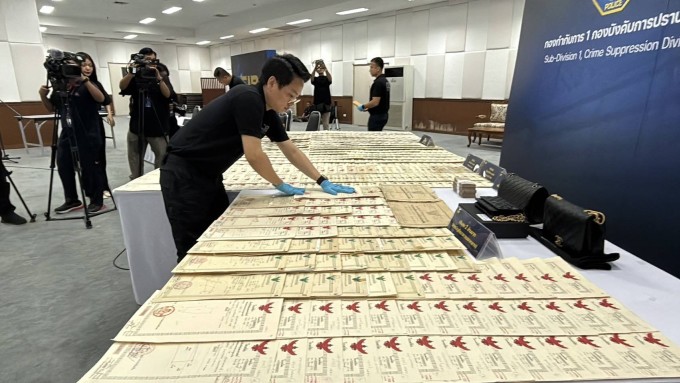 Loạt giấy chứng nhận quyền sở hữu đất bị giới chức tịch thu từ chùa Wat Phra Bat Nam Phu ở tỉnh Lopburi, Thái Lan. Ảnh: Nation