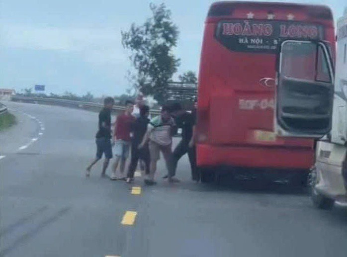 Nhóm người đánh nhau