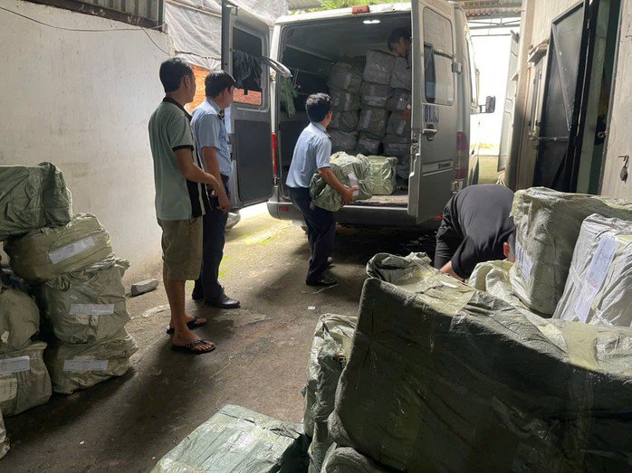 Toàn bộ kẹo dẻo được đưa lên xe tải chở về kho của cơ quan chức để tiếp tục xử lý