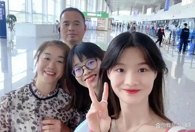 Lou Fuli và gia đình. Ảnh: Zhuanlan