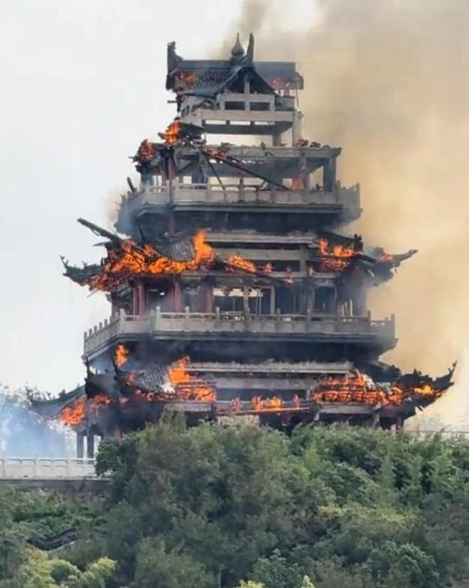 Công trình bị cháy là tháp Văn Xương, được xây mới theo phong cách giả cổ vào năm 2008.