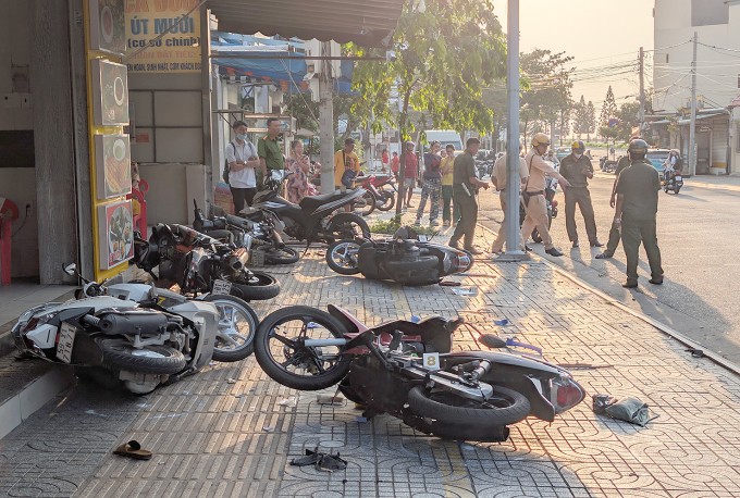 Xe máy ngã trên vỉa hè sau tai nạn. Ảnh: Trường Hà