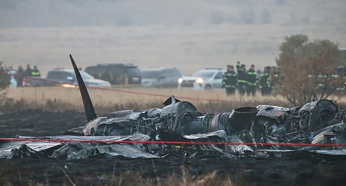 Một phần xác máy bay C-130 của Thổ Nhĩ Kỳ gặp nạn hôm 11-11 - Ảnh: AP