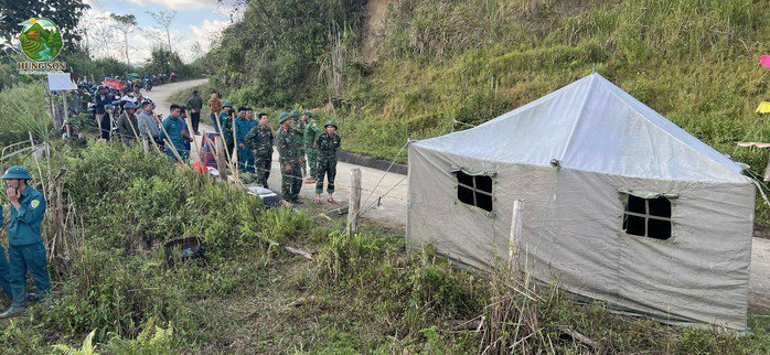 Từ chiều 14-11, Bộ Chỉ huy Quân sự TP Đà Nẵng đã có mặt tại hiện trường, thực hiện công tác cứu nạn (Ảnh: xã Hùng Sơn)