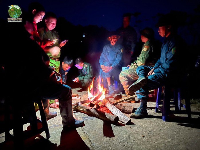 Tối 14-11, nhiệt độ ở khu vực sạt lở xuống 15 độ, lực lượng chức năng phải đốt lửa sưởi ấm (Ảnh: xã Hùng Sơn)