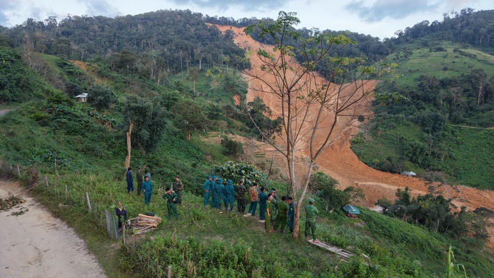 Quả đồi bị sạt trượt dài cả cây số