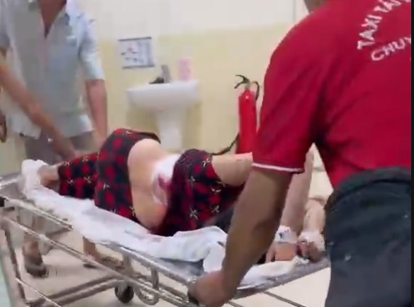 Hình ảnh bà Phúc bị đâm sau lưng được đưa đi cấp cứu.
