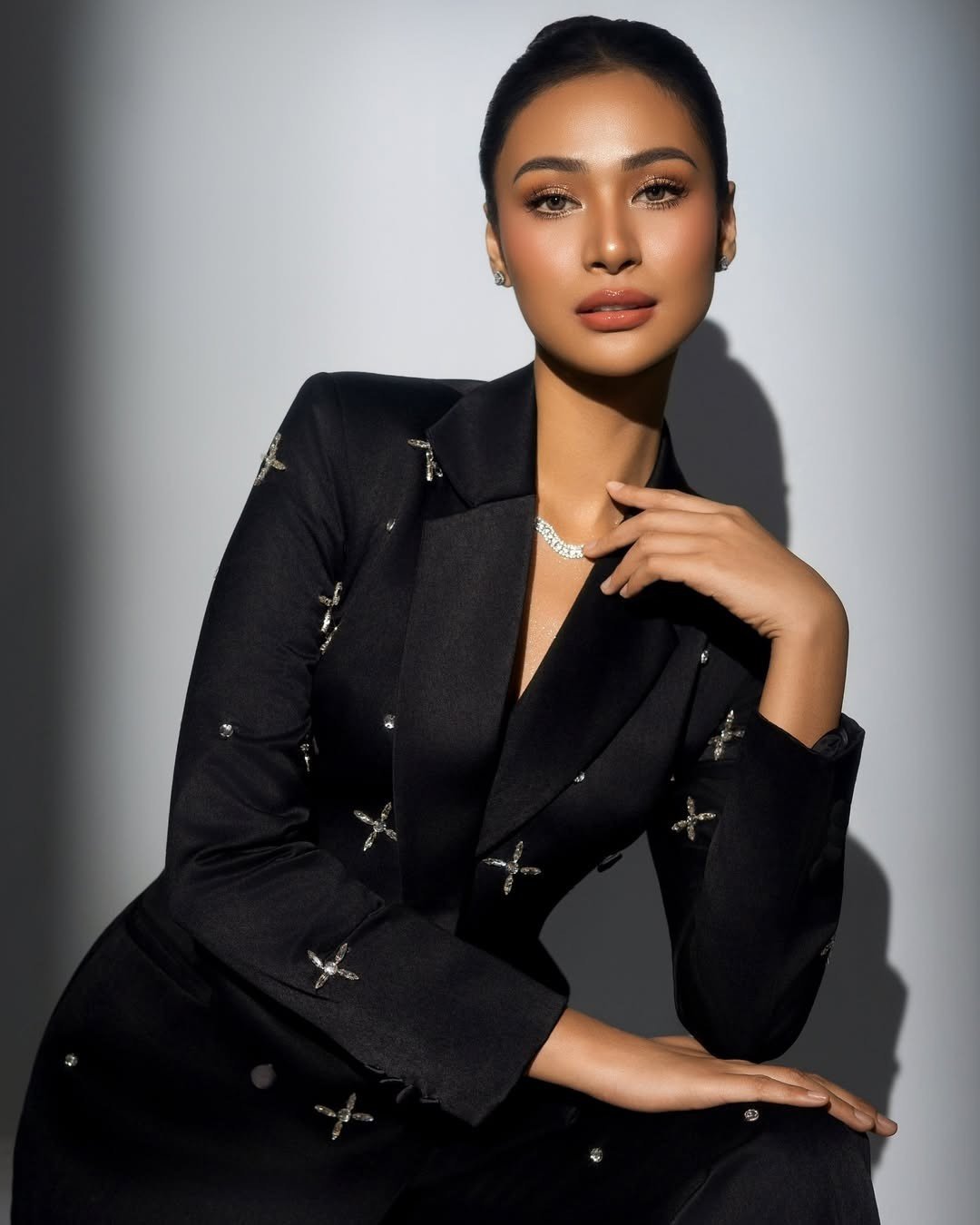 Đại diện Philippines - Myrna Esguerra - là ứng viên được đánh giá cao ở châu Á. Cô đăng quang Binibining Pilipinas 2024 - cuộc thi hoa hậu cấp quốc gia có tuổi đời 60 năm ở Philippines. Myrna Esguerra năm nay 22 tuổi, là người mẫu, có vẻ đẹp hiện đại, sắc sảo.