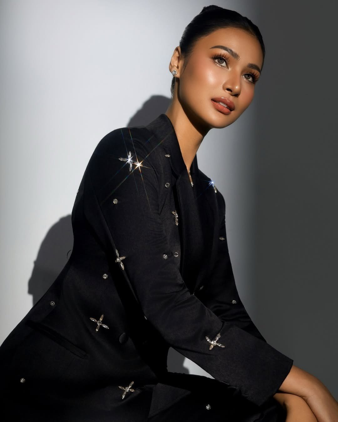 Đại diện Philippines - Myrna Esguerra - là ứng viên được đánh giá cao ở châu Á. Cô đăng quang Binibining Pilipinas 2024 - cuộc thi hoa hậu cấp quốc gia có tuổi đời 60 năm ở Philippines. Myrna Esguerra năm nay 22 tuổi, là người mẫu, có vẻ đẹp hiện đại, sắc sảo.