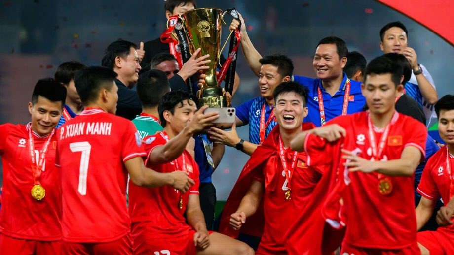 ĐT Việt Nam vô địch AFF Cup 2024. Đây cũng có thể sẽ là kỳ cuối giải tổ chức vào cuối/đầu năm