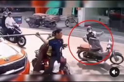 Xe máy - Xe đạp - Clip: Hai người chở thanh dài bất cẩn, cô gái đâm trúng rồi trượt ngã trên đường