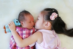 Trẻ dưới 1 tuổi nhập viện do RSV: Nguồn lây có thể chỉ từ 1 nụ hôn