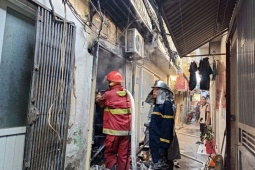 Tin tức trong ngày - Hà Nội: Cháy nhà nằm sâu trong ngõ nhỏ, xe cứu hỏa không thể tiếp cận