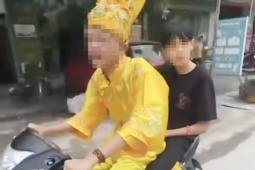 ‘Táo giao thông’ phóng xe không mũ, bị Cảnh sát giao thông xử phạt hàng loạt lỗi