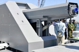 Nhật khoe uy lực xuyên thép của đạn pháo điện từ