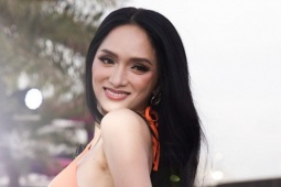 Hương Giang diễn áo tắm cùng thí sinh Miss Universe