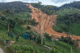 Toàn cảnh từ flycam vụ sạt lở kinh hoàng nghi vùi lấp 3 người ở Đà Nẵng