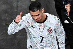 Ronaldo nguy cơ bị tăng án phạt vì đánh nguội: Fan "vẽ" kịch bản cứu siêu sao