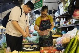 Bữa cơm nhà 'đảo lộn' vì rau đắt đỏ