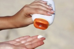 Thu hồi kem chống nắng giả