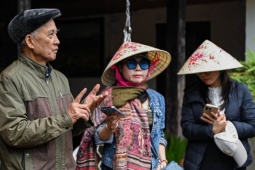 Vợ chồng U80 biến nhà sàn gần 100 tuổi thành homestay, đón khách như con cháu