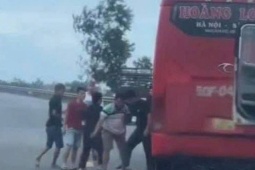 Tin tức trong ngày - Xe khách và xe container dừng lại giữa đường, người trên xe lao vào đánh nhau