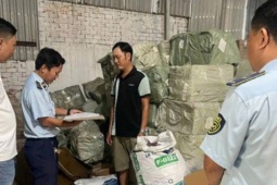 Phát hiện kho kẹo dẻo hơn 1 tấn không nhãn mác, bán tràn lan trên mạng