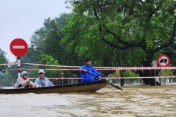Mưa đặc biệt to sắp trút xuống Huế, sóng biển cao 4m