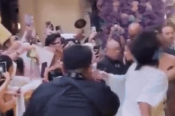 Giải trí - Ariana Grande bị fan tấn công trên thảm đỏ