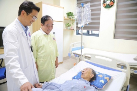 Người cao tuổi mắc ung thư có nên đụng dao kéo?