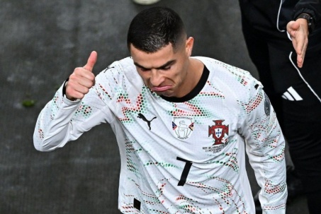 Ronaldo nguy cơ bị tăng án phạt vì đánh nguội: Fan "vẽ" kịch bản cứu siêu sao