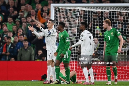 Ronaldo thúc cùi chỏ nhận thẻ đỏ trực tiếp, nguy cơ bị treo giò ở World Cup